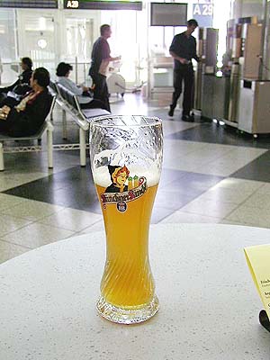 空港で飲むビール