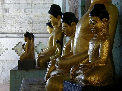 本堂に居並ぶ仏像